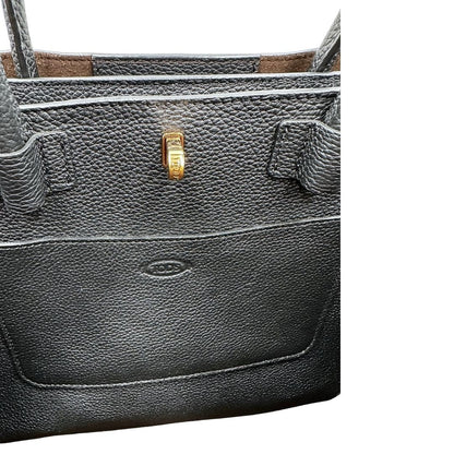 Logo di una borsa Tod's in pelle nera martellata, con parti metalliche dorate; munita di manici stondati e di una tracolla regolabile ed amovibile. Completa di dustbag.