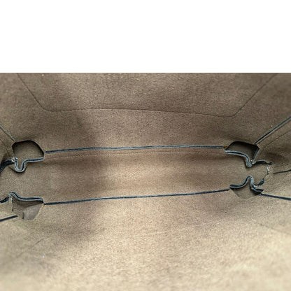 Interno di una borsa Tod's in pelle nera martellata, con parti metalliche dorate; munita di manici stondati e di una tracolla regolabile ed amovibile. Completa di dustbag.