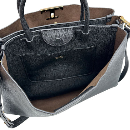 Interno di una borsa Tod's in pelle nera martellata, con parti metalliche dorate; munita di manici stondati e di una tracolla regolabile ed amovibile. Completa di dustbag.