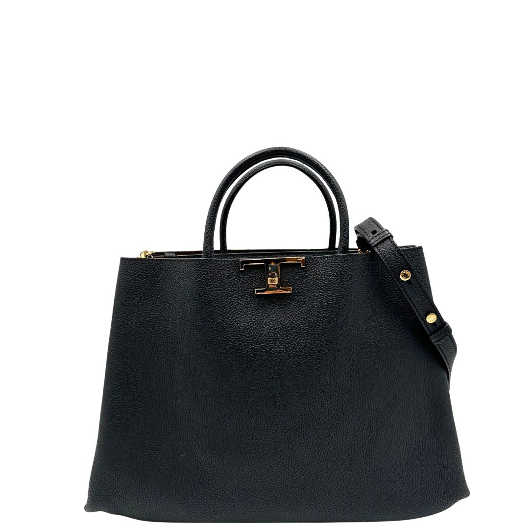 Front di una borsa Tod's in pelle nera martellata, con parti metalliche dorate; munita di manici stondati e di una tracolla regolabile ed amovibile. Completa di dustbag.