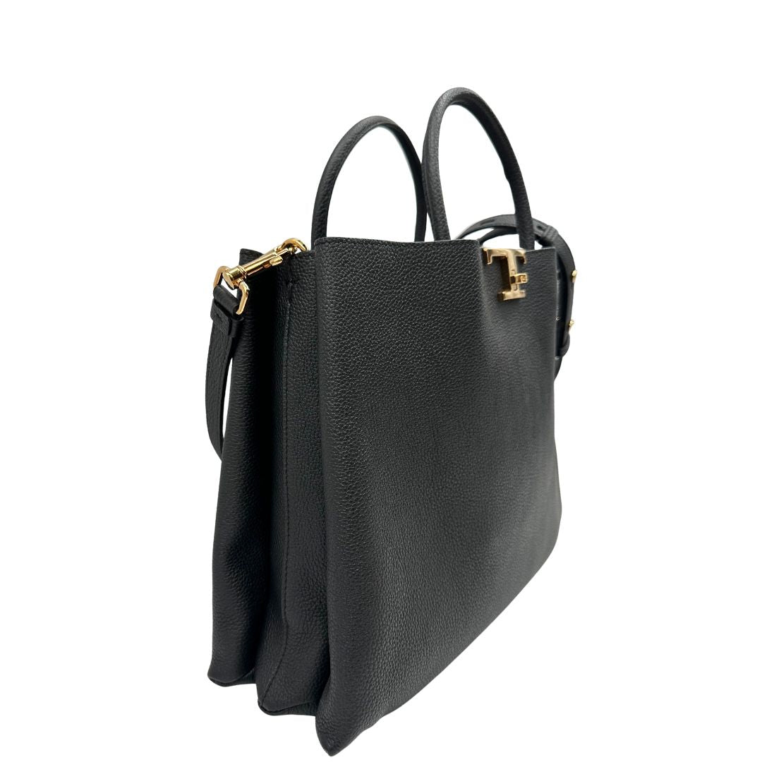 Laterale sinistro di una borsa Tod's in pelle nera martellata, con parti metalliche dorate; munita di manici stondati e di una tracolla regolabile ed amovibile. Completa di dustbag.