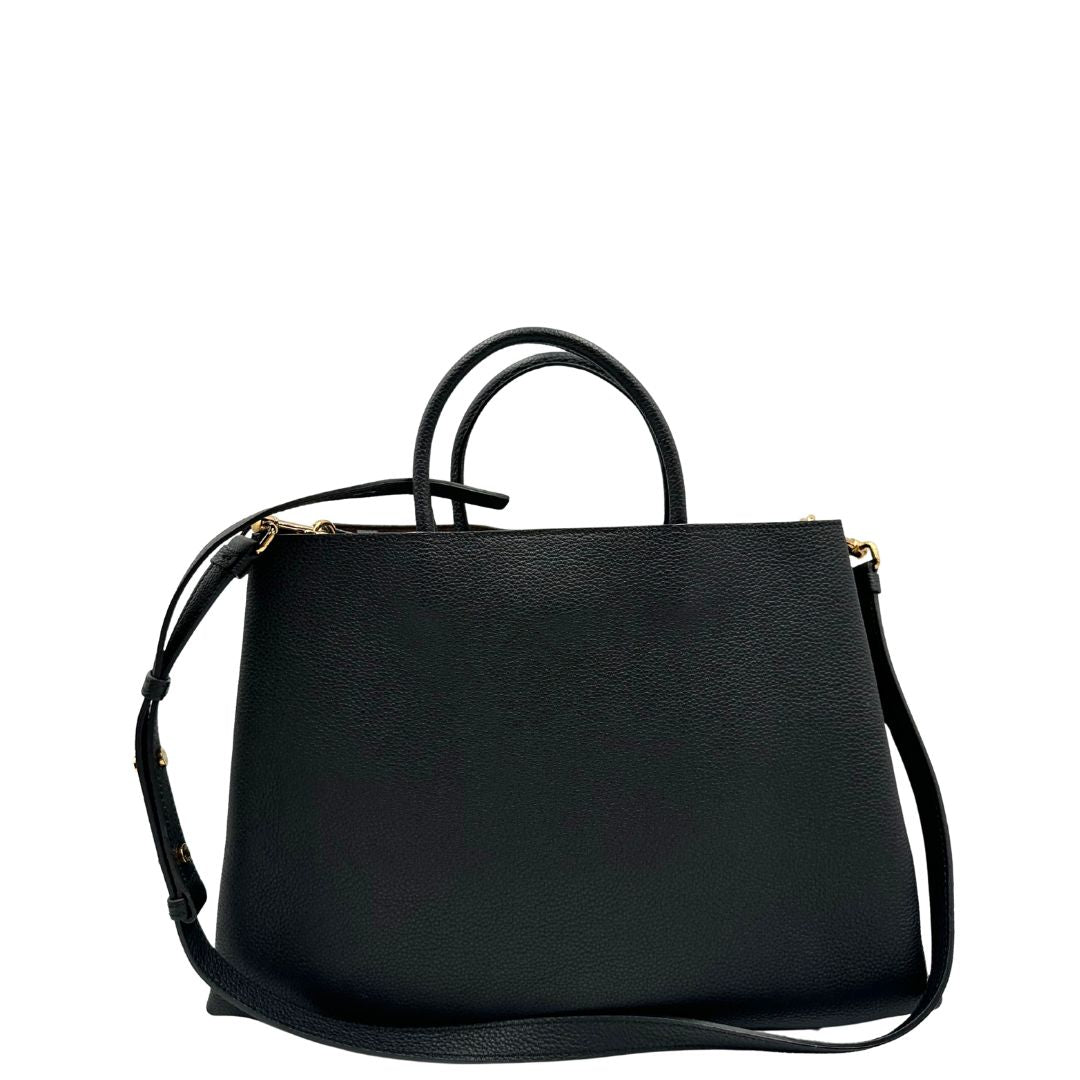 Retro di una borsa Tod's in pelle nera martellata, con parti metalliche dorate; munita di manici stondati e di una tracolla regolabile ed amovibile. Completa di dustbag.