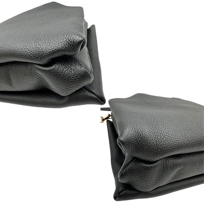 Angoli di una borsa Tod's in pelle nera martellata, con parti metalliche dorate; munita di manici stondati e di una tracolla regolabile ed amovibile. Completa di dustbag.