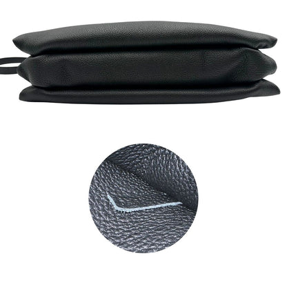 Base e codice di una borsa Tod's in pelle nera martellata, con parti metalliche dorate; munita di manici stondati e di una tracolla regolabile ed amovibile. Completa di dustbag.