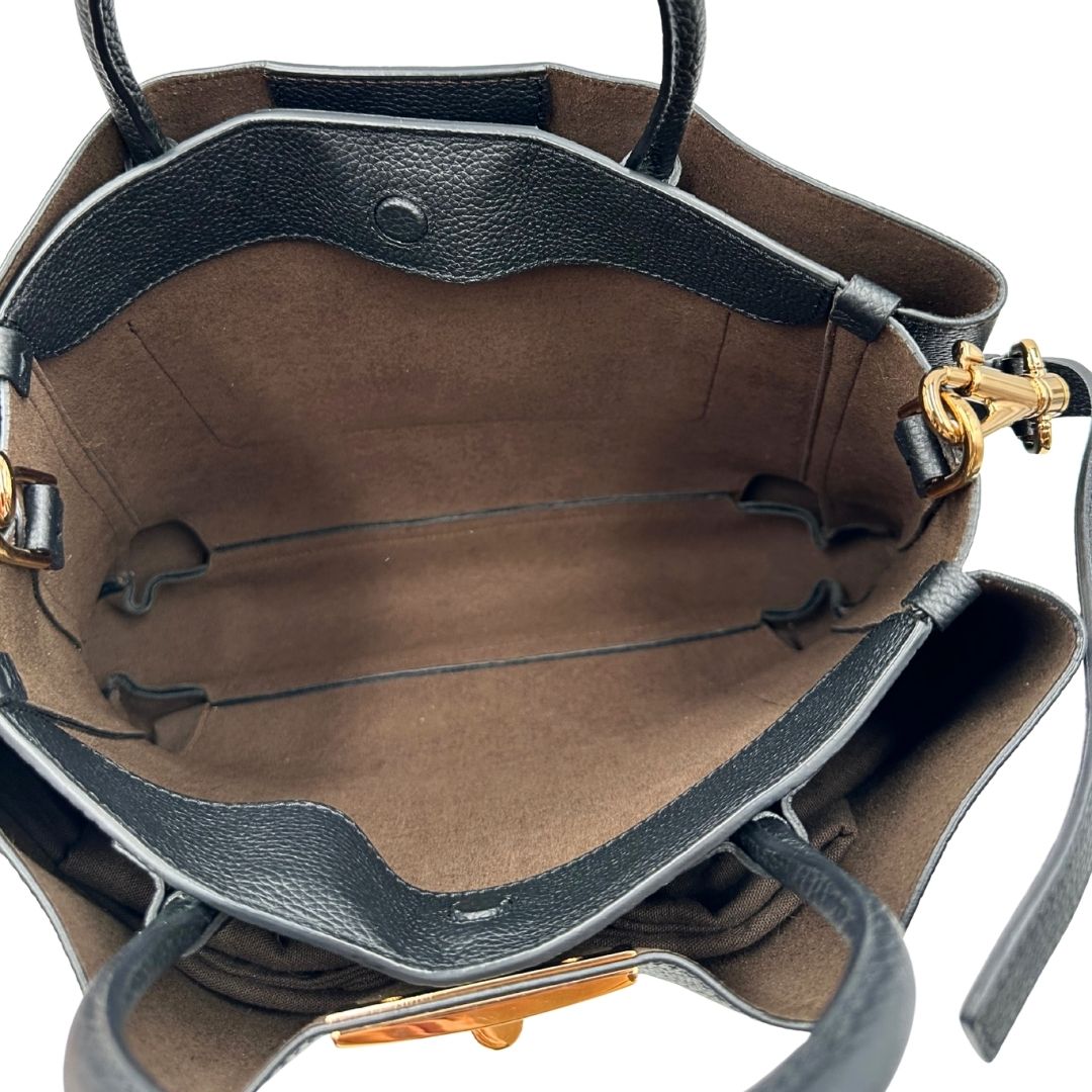 Interno di una borsa Tod's in pelle nera martellata, con parti metalliche dorate; munita di manici stondati e di una tracolla regolabile ed amovibile. Completa di dustbag.