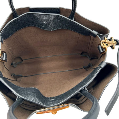 Interno di una borsa Tod's in pelle nera martellata, con parti metalliche dorate; munita di manici stondati e di una tracolla regolabile ed amovibile. Completa di dustbag.