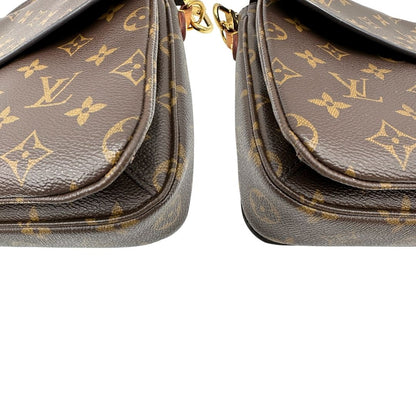 angoli Borsa Louis Vuitton Métis in canvas marrone monogram con dettagli in vacchetta naturale e parti metalliche dorate. Munita di un manico singolo e una tracolla regolabile e amovibile. Dotato di scatola e dustbag, di lusso, originale, ottime condizioni. 