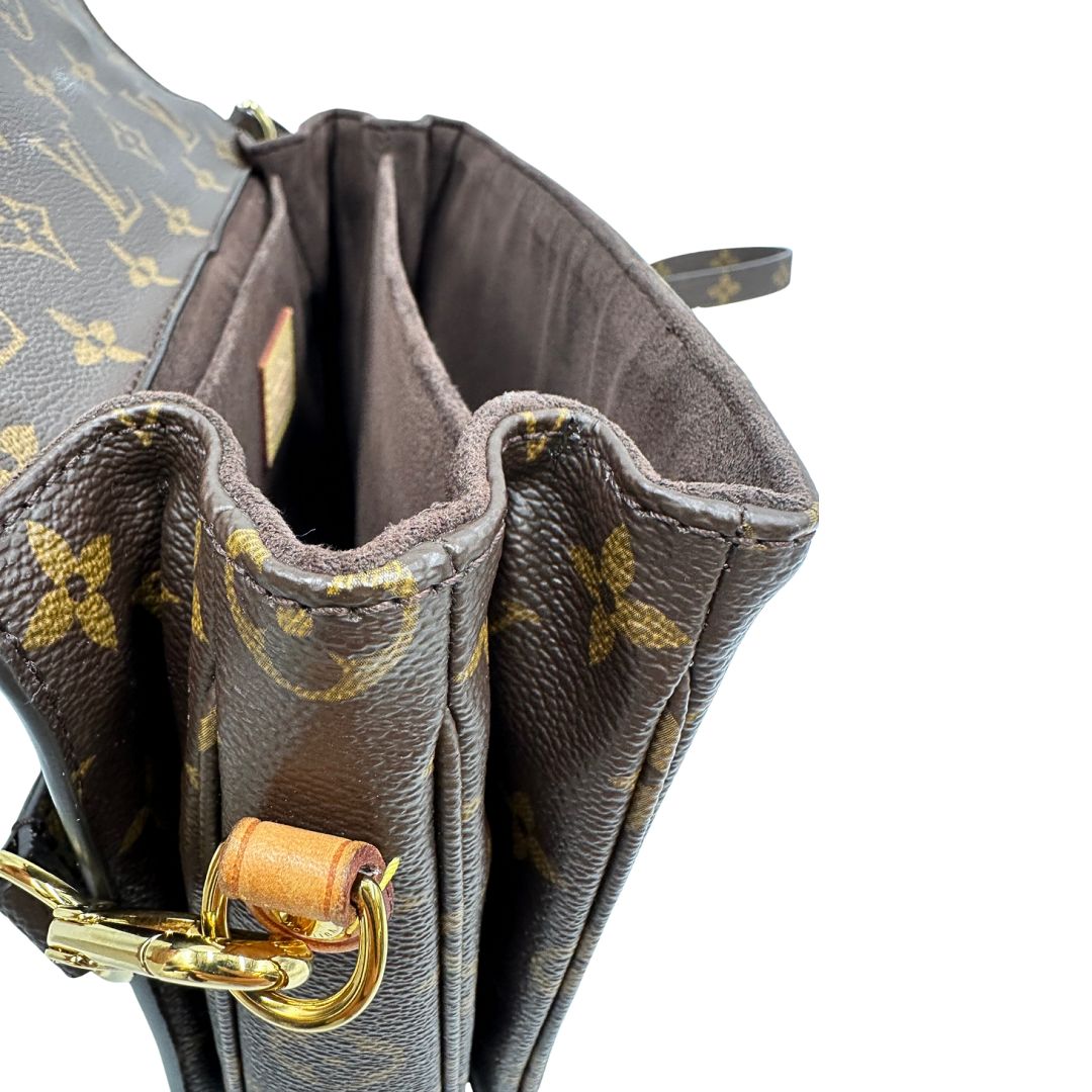 finiture Borsa Louis Vuitton Métis in canvas marrone monogram con dettagli in vacchetta naturale e parti metalliche dorate. Munita di un manico singolo e una tracolla regolabile e amovibile. Dotato di scatola e dustbag, di lusso, originale, ottime condizioni.