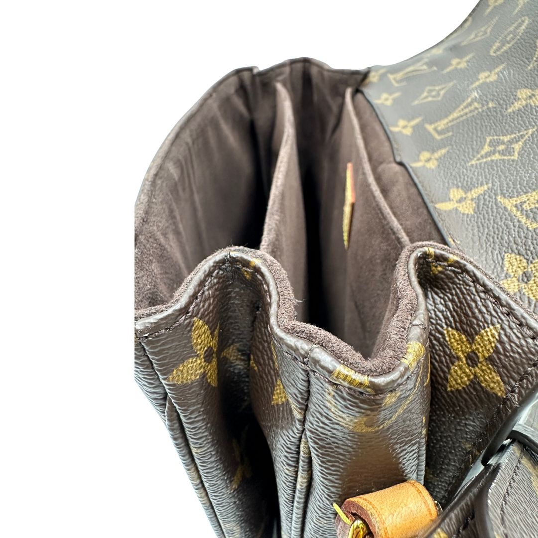 finiture Borsa Louis Vuitton Métis in canvas marrone monogram con dettagli in vacchetta naturale e parti metalliche dorate. Munita di un manico singolo e una tracolla regolabile e amovibile. Dotato di scatola e dustbag, di lusso, originale, ottime condizioni.