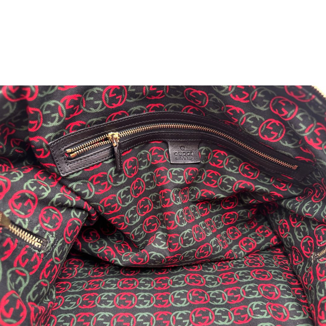 Interno di una Bauletto Gucci Britt Boston in pelle nera con parti metalliche dorate e doppi manici; da indossare a spalla. Rifinita con doppie G incrociate in metallo sul front. Completa di dustbag. Originale, usata, di lusso, in ottime condizioni.