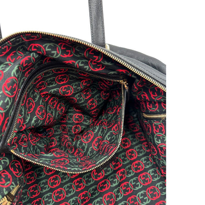 Tasca interna di una Bauletto Gucci Britt Boston in pelle nera con parti metalliche dorate e doppi manici; da indossare a spalla. Rifinita con doppie G incrociate in metallo sul front. Completa di dustbag. Originale, usata, di lusso, in ottime condizioni.