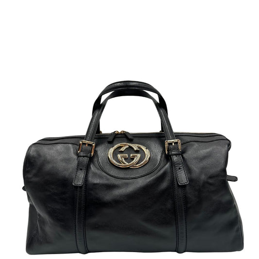 Front di una Bauletto Gucci Britt Boston in pelle nera con parti metalliche dorate e doppi manici; da indossare a spalla. Rifinita con doppie G incrociate in metallo sul front. Completa di dustbag. Originale, usata, di lusso, in ottime condizioni.