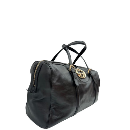 Lato destro di una Bauletto Gucci Britt Boston in pelle nera con parti metalliche dorate e doppi manici; da indossare a spalla. Rifinita con doppie G incrociate in metallo sul front. Completa di dustbag. Originale, usata, di lusso, in ottime condizioni.