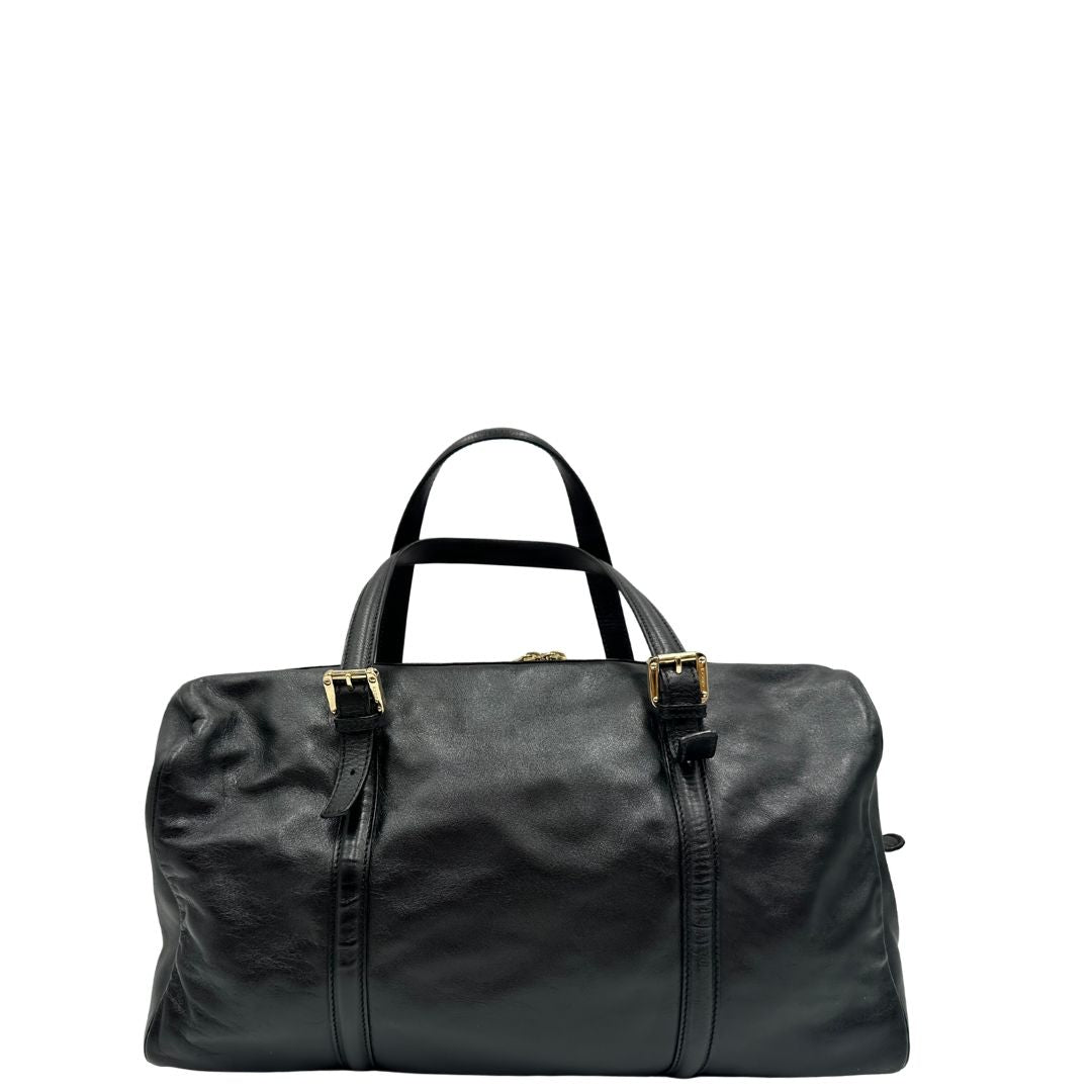 Retro di una Bauletto Gucci Britt Boston in pelle nera con parti metalliche dorate e doppi manici; da indossare a spalla. Rifinita con doppie G incrociate in metallo sul front. Completa di dustbag. Originale, usata, di lusso, in ottime condizioni.