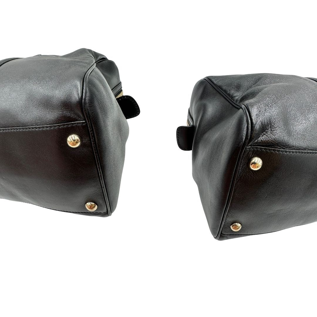 Angoli di una Bauletto Gucci Britt Boston in pelle nera con parti metalliche dorate e doppi manici; da indossare a spalla. Rifinita con doppie G incrociate in metallo sul front. Completa di dustbag. Originale, usata, di lusso, in ottime condizioni.