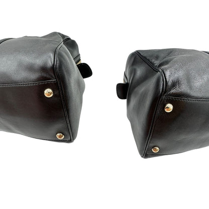 Angoli di una Bauletto Gucci Britt Boston in pelle nera con parti metalliche dorate e doppi manici; da indossare a spalla. Rifinita con doppie G incrociate in metallo sul front. Completa di dustbag. Originale, usata, di lusso, in ottime condizioni.