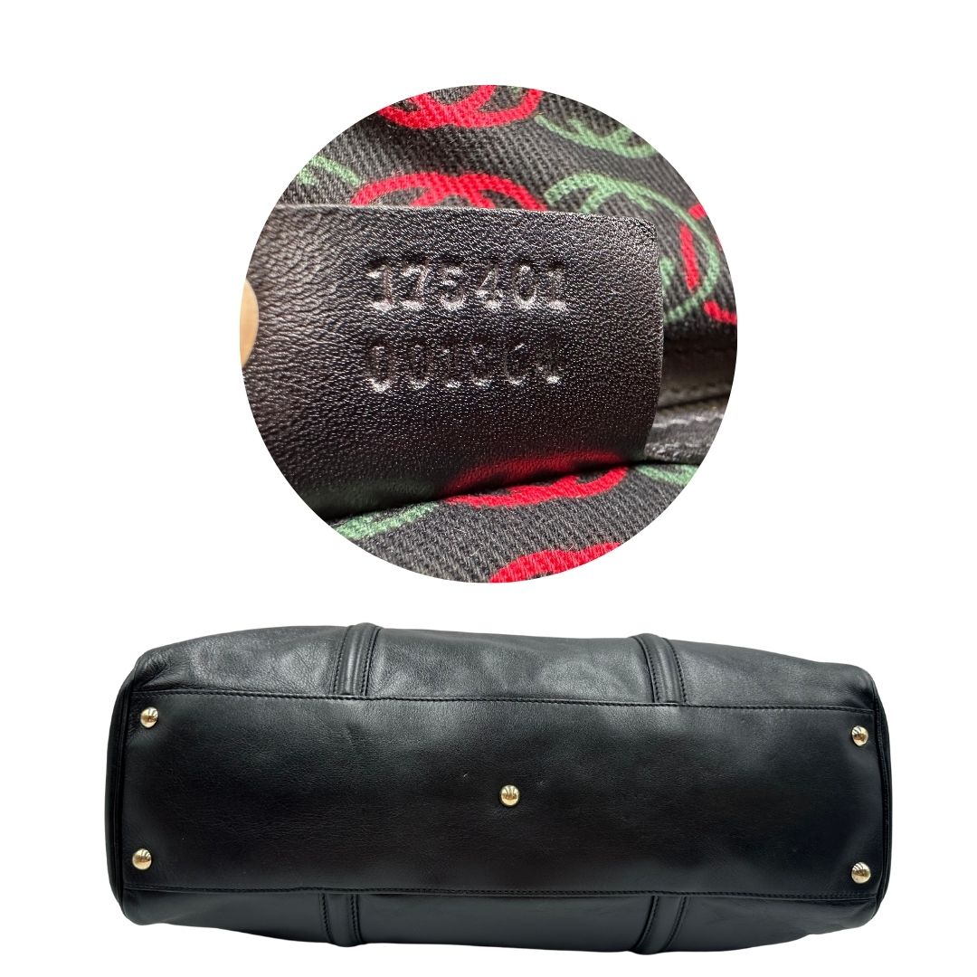 Base di una Bauletto Gucci Britt Boston in pelle nera con parti metalliche dorate e doppi manici; da indossare a spalla. Rifinita con doppie G incrociate in metallo sul front. Completa di dustbag. Originale, usata, di lusso, in ottime condizioni.