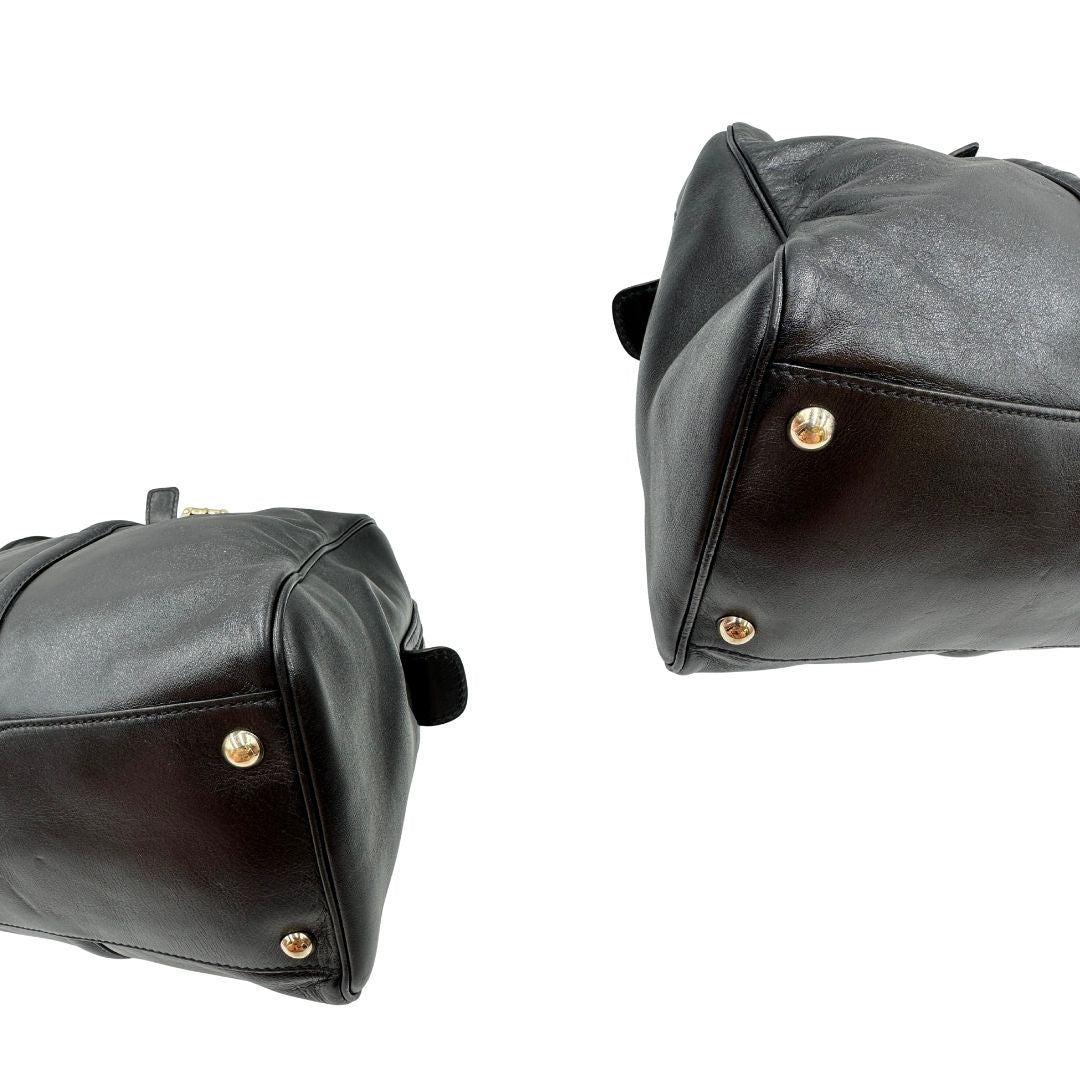 Angoli di una Bauletto Gucci Britt Boston in pelle nera con parti metalliche dorate e doppi manici; da indossare a spalla. Rifinita con doppie G incrociate in metallo sul front. Completa di dustbag. Originale, usata, di lusso, in ottime condizioni.