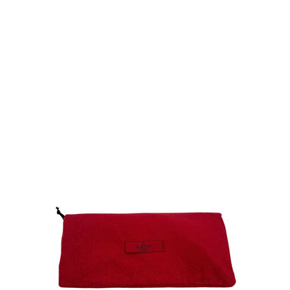 Sacchetto anti polvere di un paio di stivaletti VG in pelle rossa con tacco basso e dettagli borchie oro chiaro. 