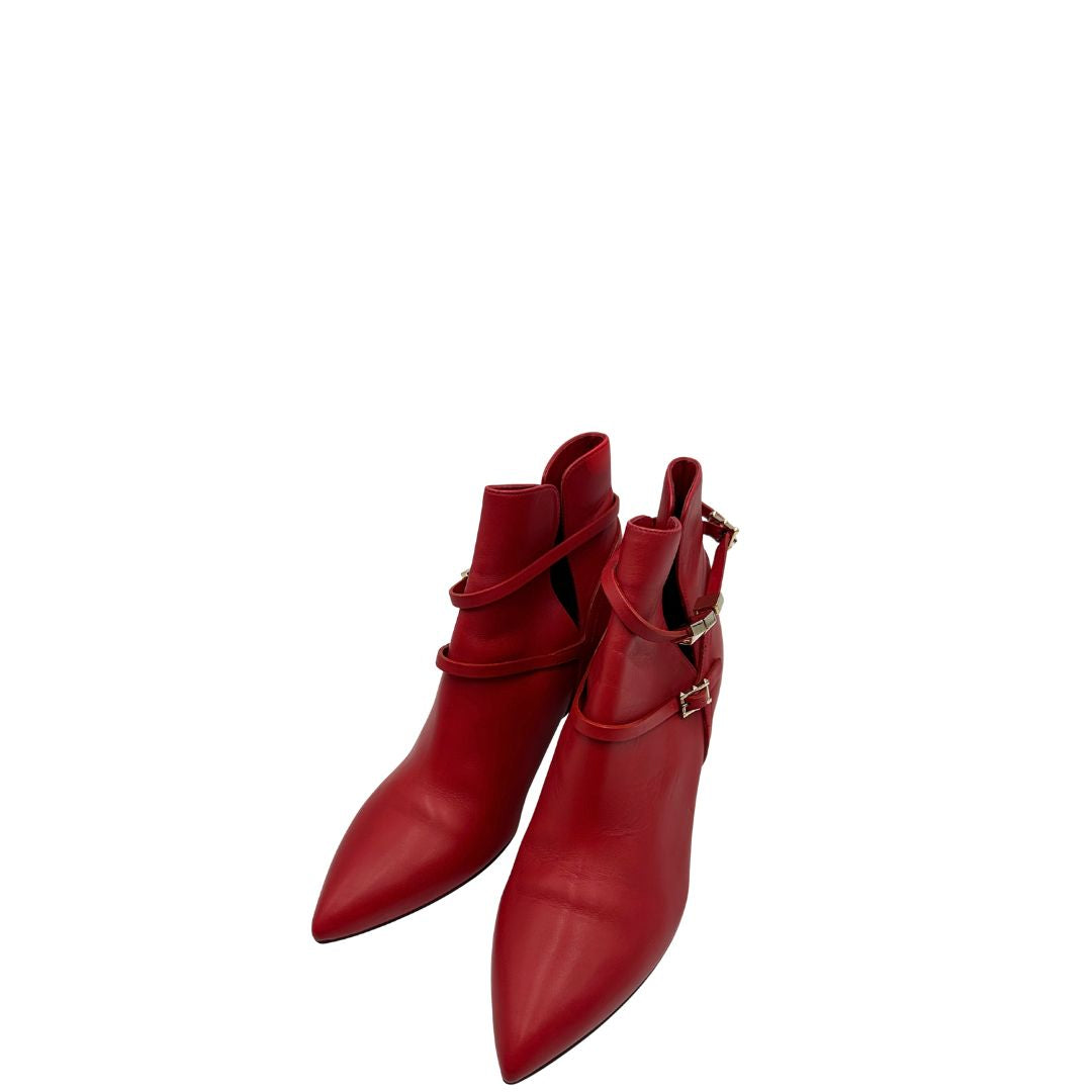 Stivaletti VG in pelle rossa con tacco basso e dettagli borchie oro chiaro. Completi di sacchetto anti polvere.