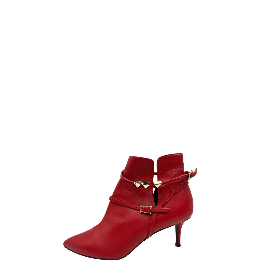 Stivaletti VG in pelle rossa con tacco basso e dettagli borchie oro chiaro. Completi di sacchetto anti polvere.