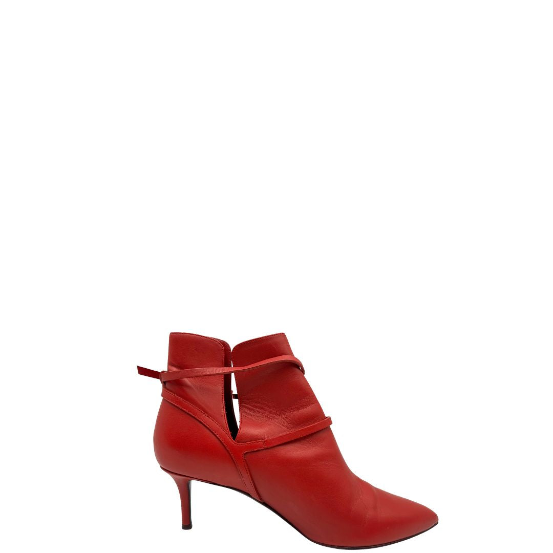 Stivaletti VG in pelle rossa con tacco basso e dettagli borchie oro chiaro. Completi di sacchetto anti polvere.