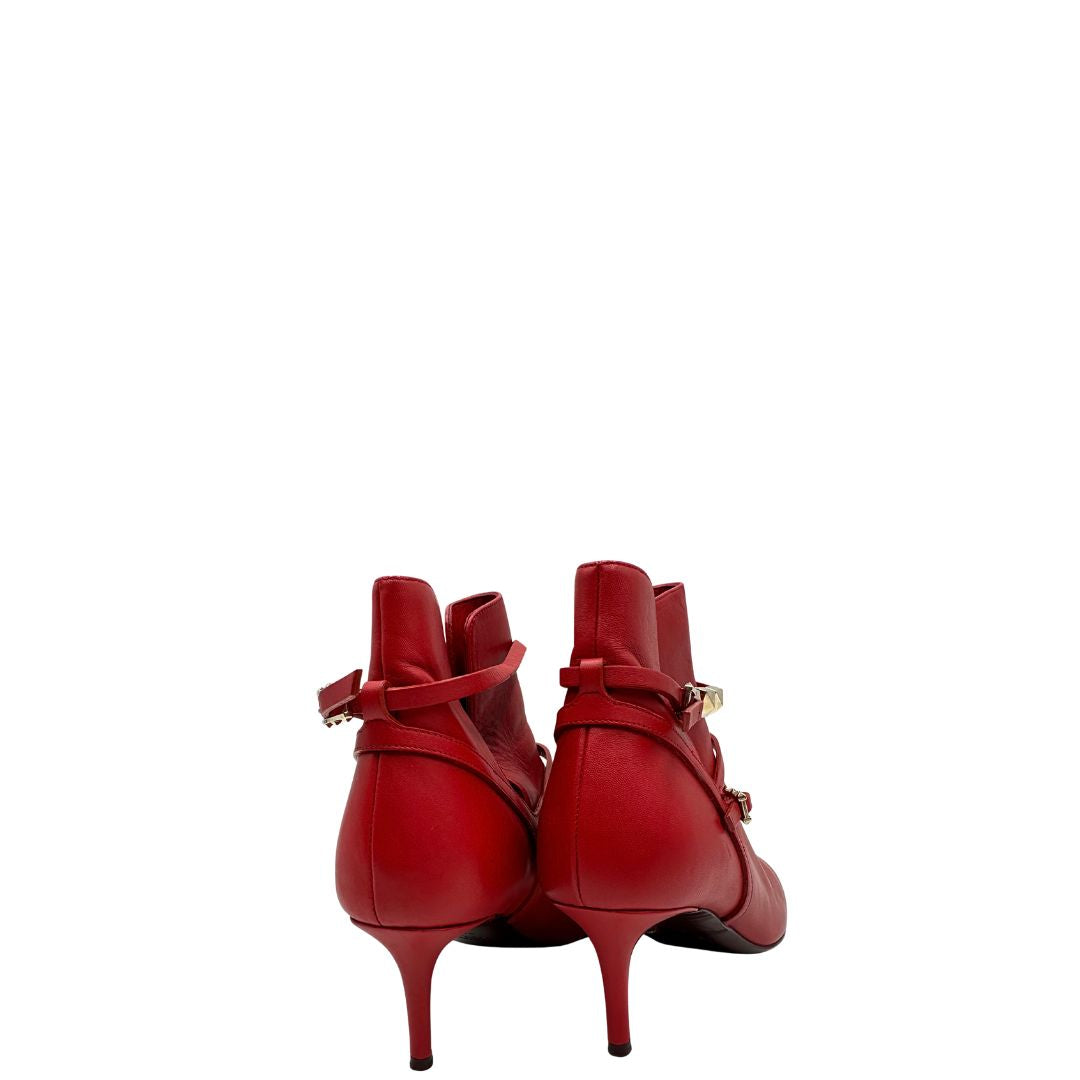 Stivaletti VG in pelle rossa con tacco basso e dettagli borchie oro chiaro. Completi di sacchetto anti polvere.