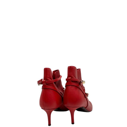 Stivaletti VG in pelle rossa con tacco basso e dettagli borchie oro chiaro. Completi di sacchetto anti polvere.