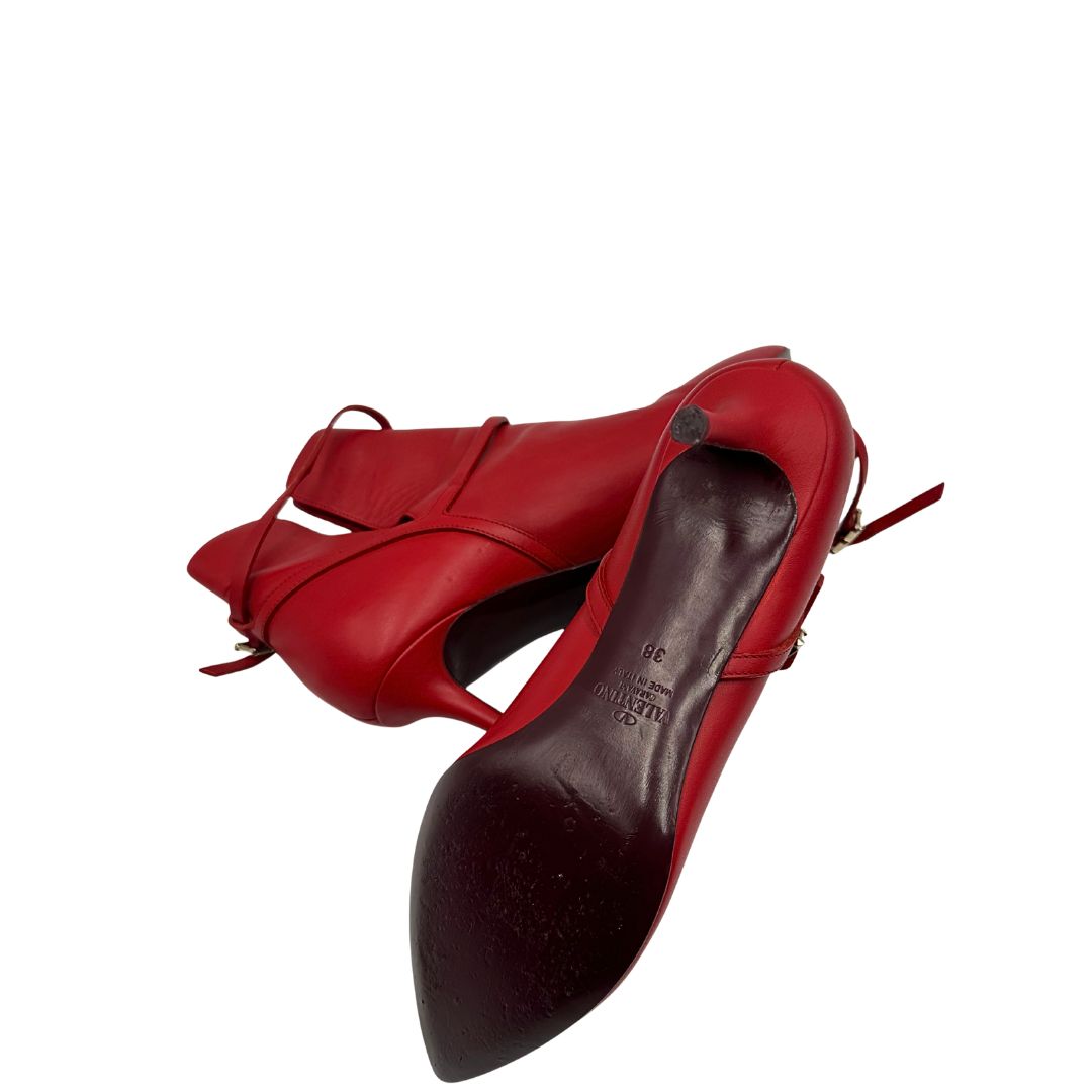 Stivaletti VG in pelle rossa con tacco basso e dettagli borchie oro chiaro. Completi di sacchetto anti polvere.