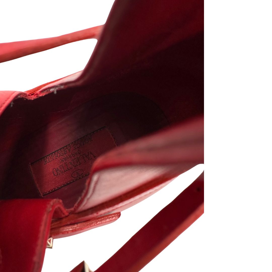Stivaletti VG in pelle rossa con tacco basso e dettagli borchie oro chiaro. Completi di sacchetto anti polvere.