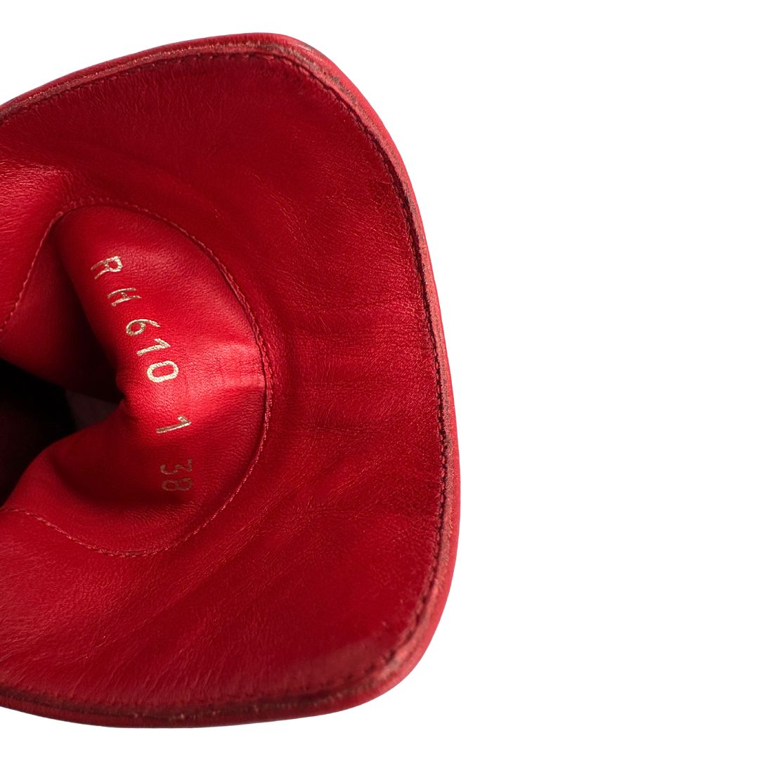 Stivaletti VG in pelle rossa con tacco basso e dettagli borchie oro chiaro. Completi di sacchetto anti polvere.