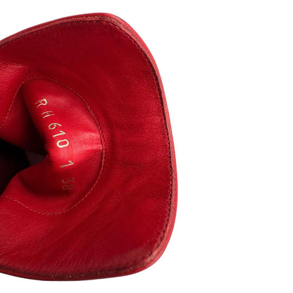 Stivaletti VG in pelle rossa con tacco basso e dettagli borchie oro chiaro. Completi di sacchetto anti polvere.