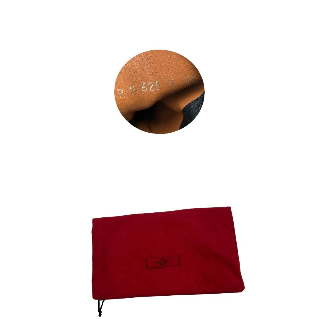 Stivaletti VG in pelle nera con tacco basso e dettagli borchie oro chiaro. Completi di sacchetto anti polvere, di lusso, originale, ottime condizioni.