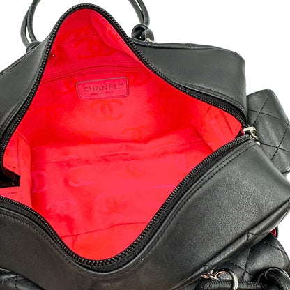 Interno di una borsa Cambon Reporter Chanel in pelle trapuntata nera e doppie C bianche sul front, con tasche per accessori e doppi manici medio lunghi, rifinita con parti metalliche argentate. Completa di dustbag e card d'autenticità. Indossabile a spalla.