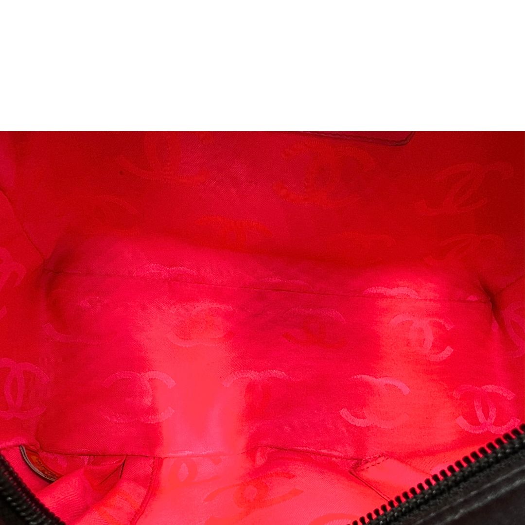 Interno di una borsa Cambon Reporter Chanel in pelle trapuntata nera e doppie C bianche sul front, con tasche per accessori e doppi manici medio lunghi, rifinita con parti metalliche argentate. Completa di dustbag e card d'autenticità. Indossabile a spalla.