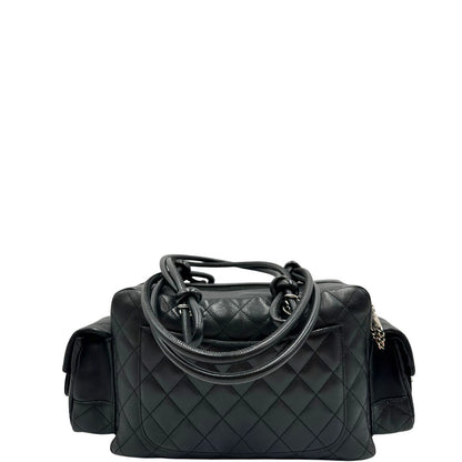 Retro di una borsa Cambon Reporter Chanel in pelle trapuntata nera e doppie C bianche sul front, con tasche per accessori e doppi manici medio lunghi, rifinita con parti metalliche argentate. Completa di dustbag e card d'autenticità. Indossabile a spalla.