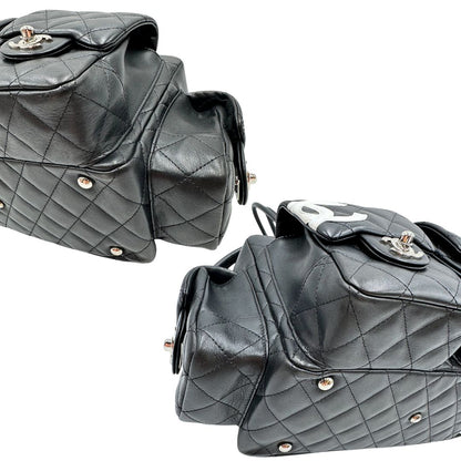 Angoli di una borsa Cambon Reporter Chanel in pelle trapuntata nera e doppie C bianche sul front, con tasche per accessori e doppi manici medio lunghi, rifinita con parti metalliche argentate. Completa di dustbag e card d'autenticità. Indossabile a spalla.