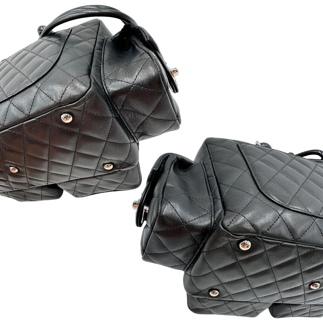 Angoli di una borsa Cambon Reporter Chanel in pelle trapuntata nera e doppie C bianche sul front, con tasche per accessori e doppi manici medio lunghi, rifinita con parti metalliche argentate. Completa di dustbag e card d'autenticità. Indossabile a spalla.