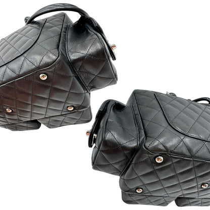 Angoli di una borsa Cambon Reporter Chanel in pelle trapuntata nera e doppie C bianche sul front, con tasche per accessori e doppi manici medio lunghi, rifinita con parti metalliche argentate. Completa di dustbag e card d'autenticità. Indossabile a spalla.