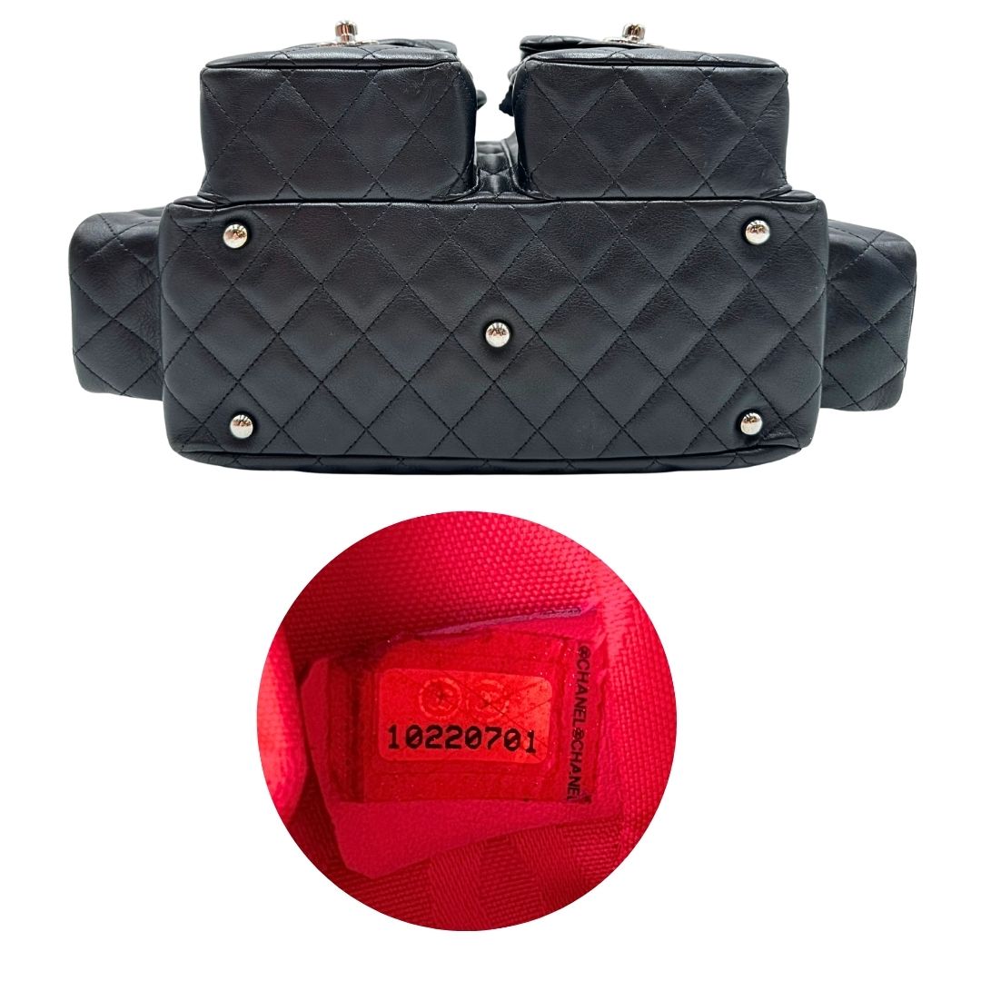 Base e codice di una borsa Cambon Reporter Chanel in pelle trapuntata nera e doppie C bianche sul front, con tasche per accessori e doppi manici medio lunghi, rifinita con parti metalliche argentate. Completa di dustbag e card d'autenticità. Indossabile a spalla.