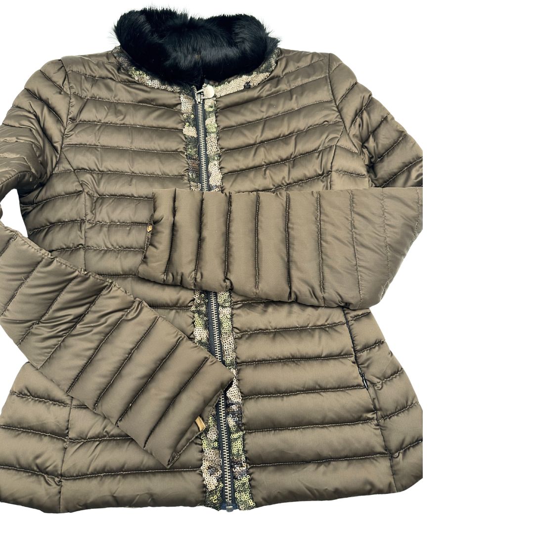 Piumino Colmar in100% poliestere trapuntata in tonalità bronzo, impreziosita da colletto in pelliccia sintetica e bordature con paillettes lungo la zip frontale. Originale, usato, di lusso, in ottime condizioni.