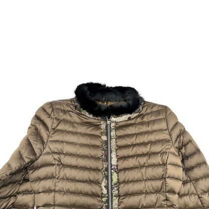 Piumino Colmar in100% poliestere trapuntata in tonalità bronzo, impreziosita da colletto in pelliccia sintetica e bordature con paillettes lungo la zip frontale. Originale, usato, di lusso, in ottime condizioni.