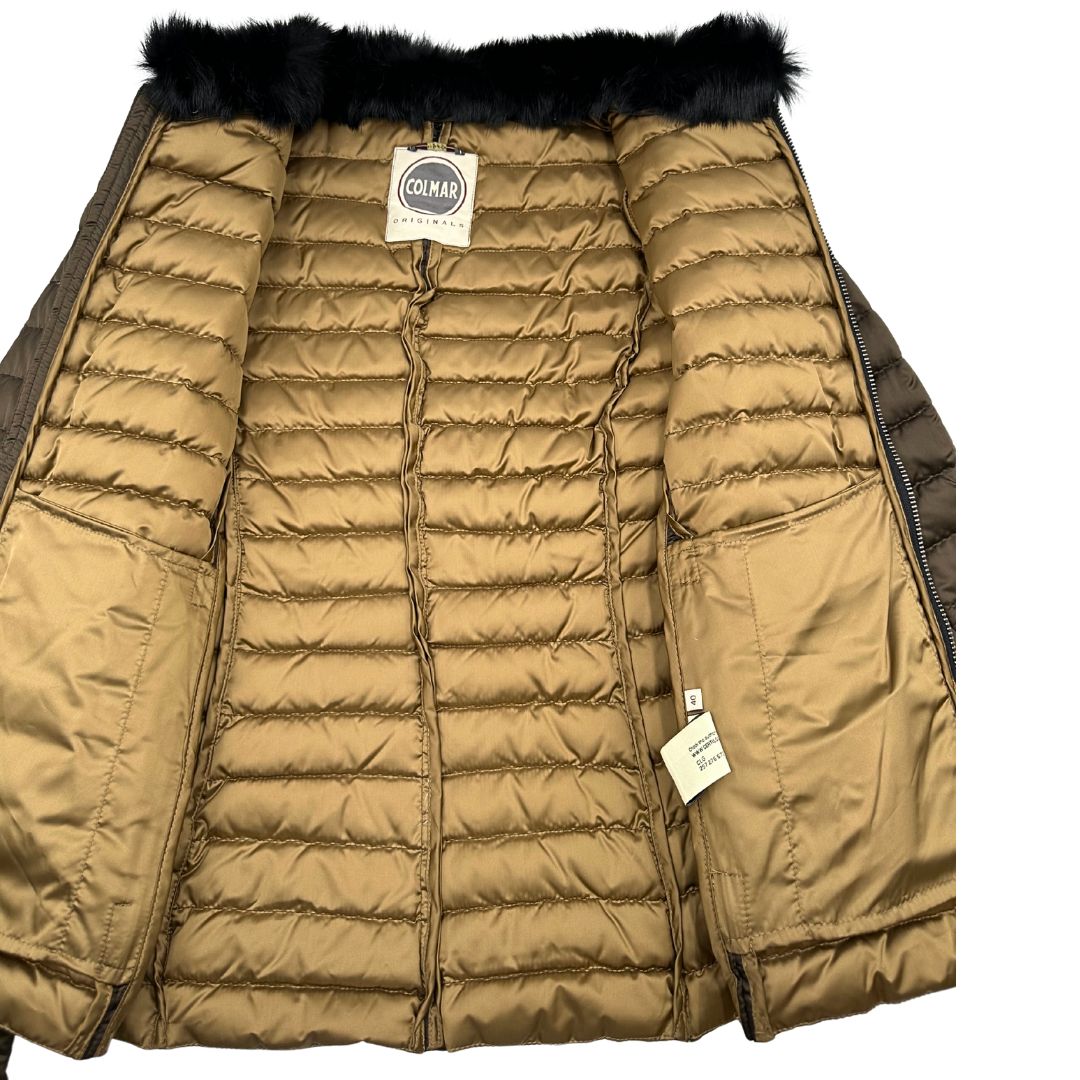 Interno di un Piumino Colmar in100% poliestere trapuntata in tonalità bronzo, impreziosita da colletto in pelliccia sintetica e bordature con paillettes lungo la zip frontale. Originale, usato, di lusso, in ottime condizioni.