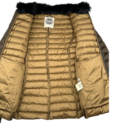 Interno di un Piumino Colmar in100% poliestere trapuntata in tonalità bronzo, impreziosita da colletto in pelliccia sintetica e bordature con paillettes lungo la zip frontale. Originale, usato, di lusso, in ottime condizioni.