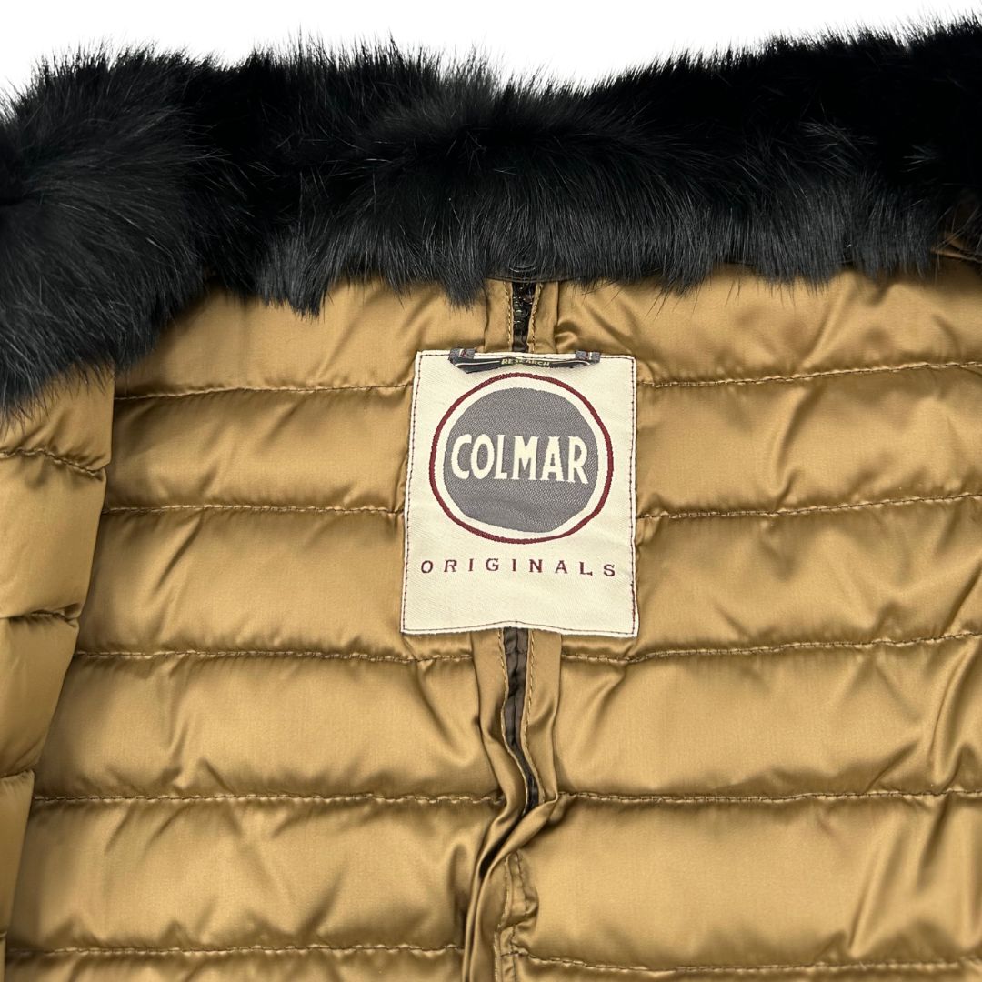 Piumino Colmar in100% poliestere trapuntata in tonalità bronzo, impreziosita da colletto in pelliccia sintetica e bordature con paillettes lungo la zip frontale. Originale, usato, di lusso, in ottime condizioni.