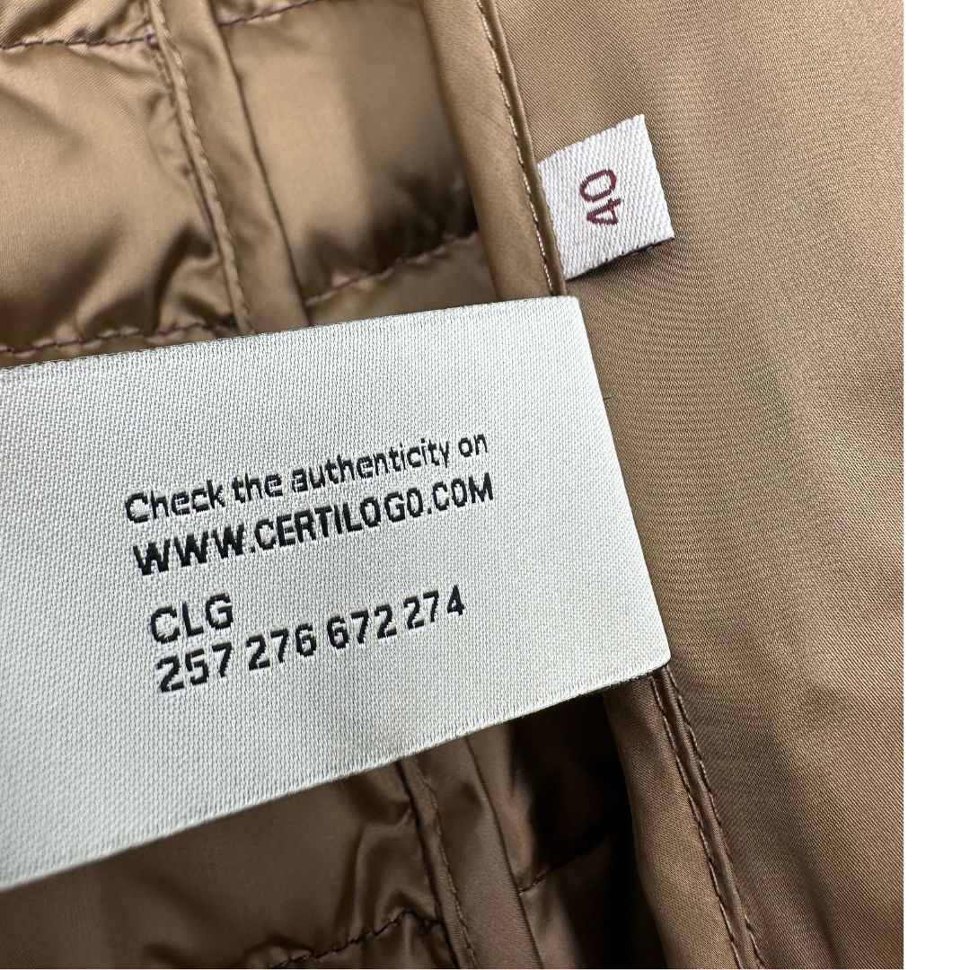 Piumino Colmar in100% poliestere trapuntata in tonalità bronzo, impreziosita da colletto in pelliccia sintetica e bordature con paillettes lungo la zip frontale. Originale, usato, di lusso, in ottime condizioni.