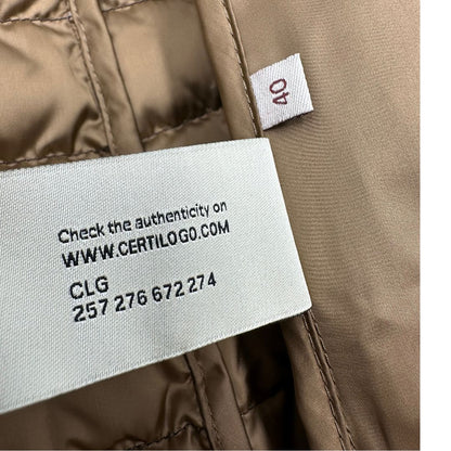 Piumino Colmar in100% poliestere trapuntata in tonalità bronzo, impreziosita da colletto in pelliccia sintetica e bordature con paillettes lungo la zip frontale. Originale, usato, di lusso, in ottime condizioni.