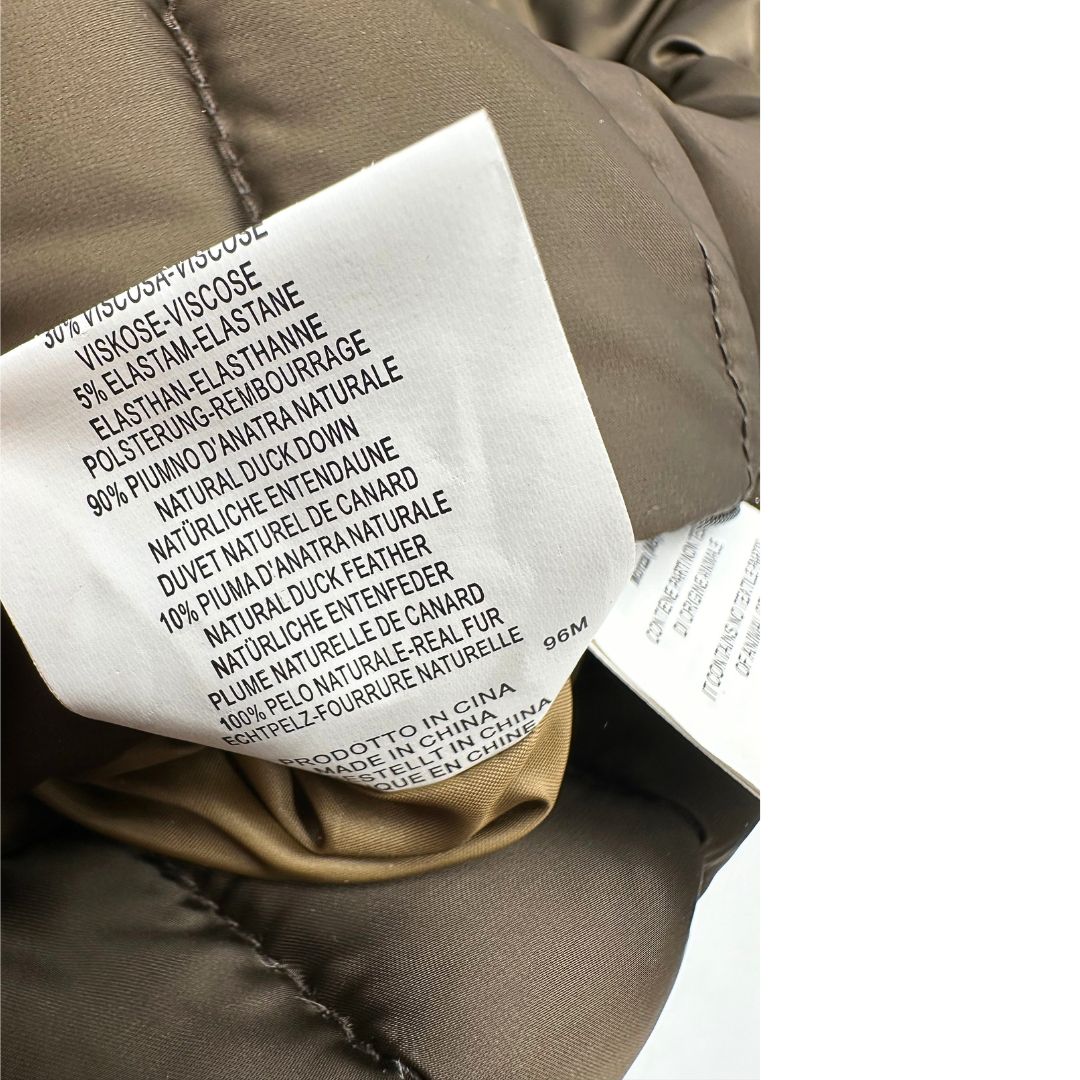 Piumino Colmar in100% poliestere trapuntata in tonalità bronzo, impreziosita da colletto in pelliccia sintetica e bordature con paillettes lungo la zip frontale. Originale, usato, di lusso, in ottime condizioni.