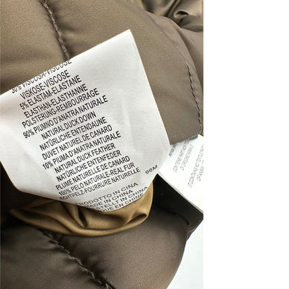 Piumino Colmar in100% poliestere trapuntata in tonalità bronzo, impreziosita da colletto in pelliccia sintetica e bordature con paillettes lungo la zip frontale. Originale, usato, di lusso, in ottime condizioni.