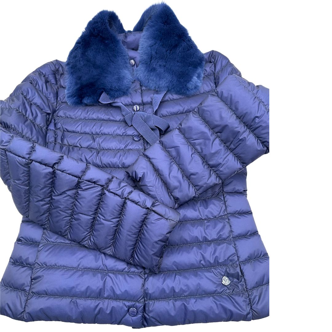 Piumino Moncler in 100% poliammide blu con collo amovibile effetto pelo, di lusso, originale, ottime condizioni.